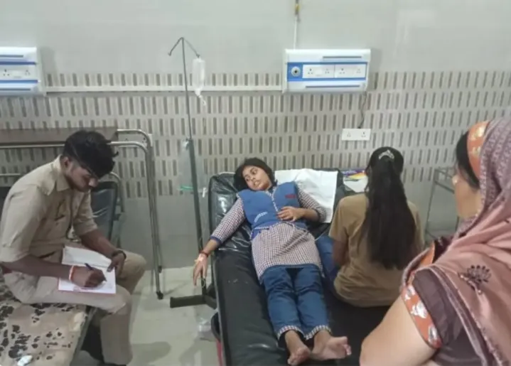 ओवरटेक करने के दौरान न्यू चिल्ड्रेन पब्लिक स्कूल की वैन गड्ढे में गिरी,8 बच्चे घायल