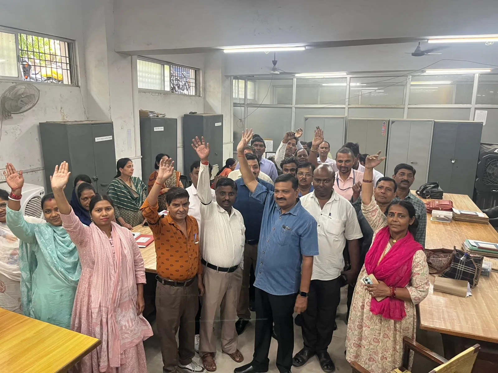 लखनऊ में हजारों नगर निगम कर्मचारी उतरे सड़कों पर, मुख्यमंत्री को सौंपा ज्ञापन