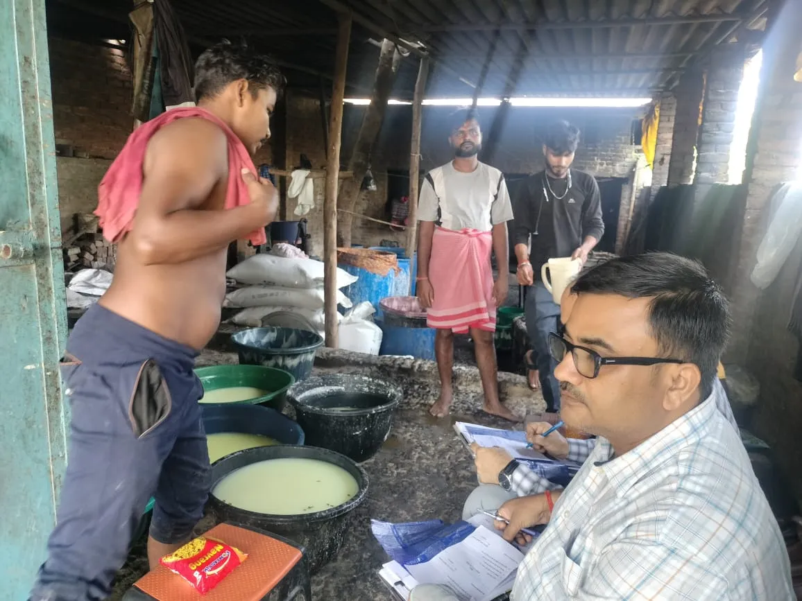 खाद्य अधिकारियों ने की जांच हेतु भेजा नमूना