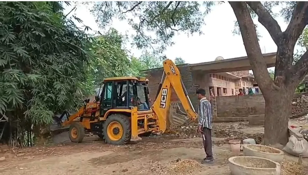 धार्मिक स्थल को कराया गया कब्जा मुक्त, तहसील प्रशासन डलमऊ ने कसा शिकंजा