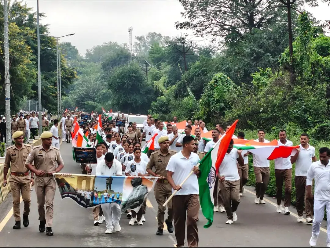 300 मीटर लंबा तिरंगा लेकर दौड़े पुलिसकर्मी रन फॉर यूनिटी का आयोजन, राष्ट्रीय एकता का संदेश दिया 