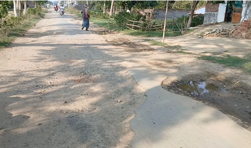 चंदनपुर-अयोध्या मार्ग की हालत बदतर, गड्ढों में तब्दील हुई सड़क- गड्ढामुक्त सड़क का दावा हुआ फेल