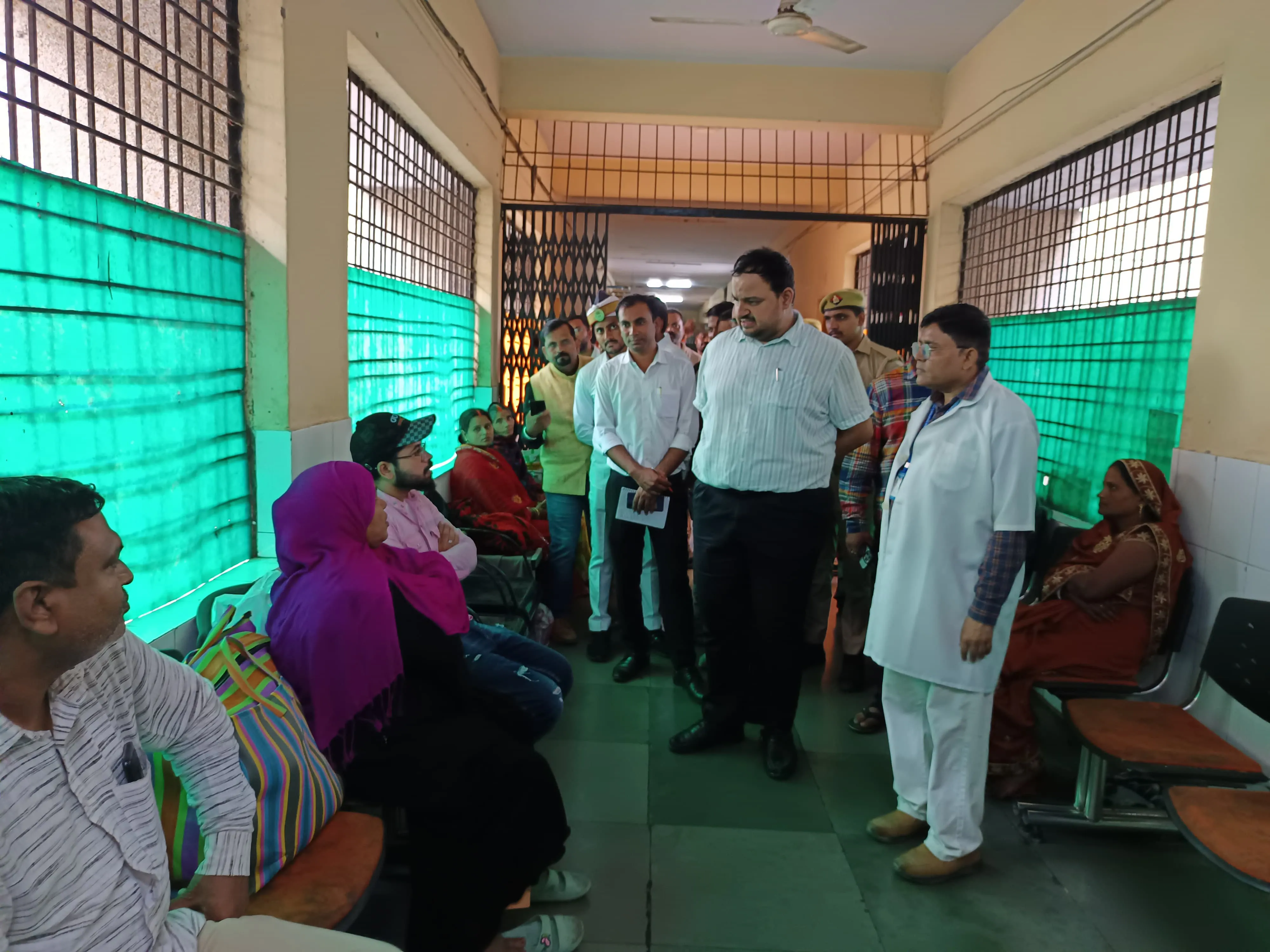 जिलाधिकारी ने महात्मा ज्योतिबा फुले संयुक्त जिला चिकित्सालय का किया औचक निरीक्षण, मरीजों से ली सुविधाओं की जानकारी