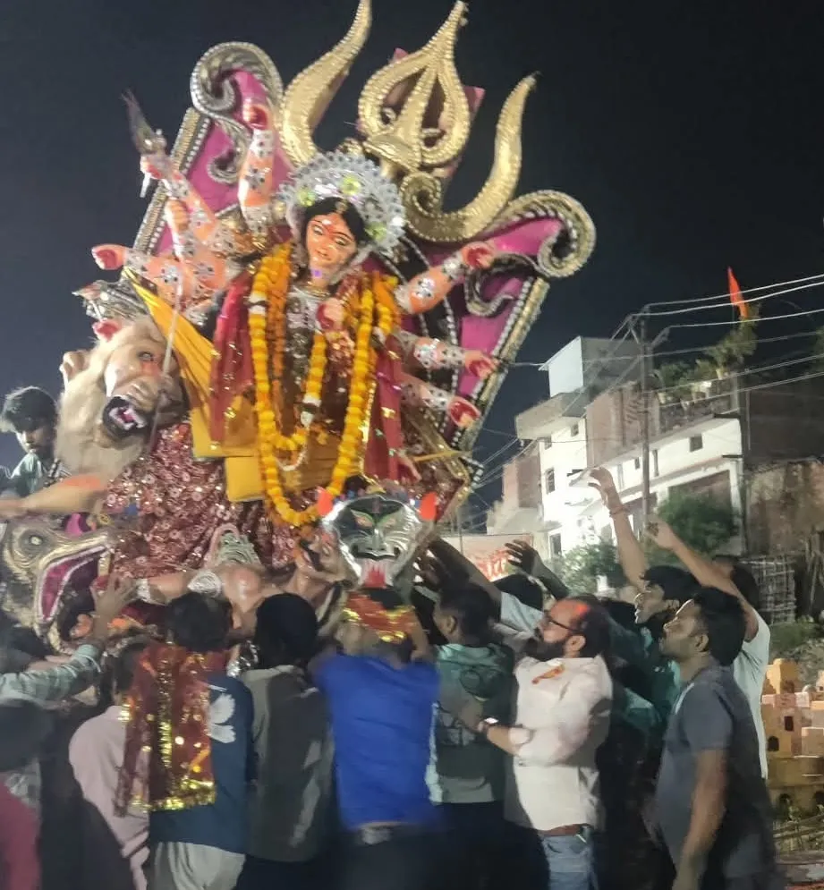Kushinagar : माँ अम्बे की श्रद्धा पूर्वक नम आँखों से पडरौना में हुई विदाई