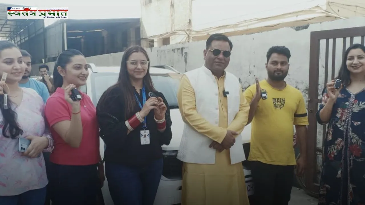 Chandigarh: दीपावली पर फार्मा कंपनी के मालिक की बड़ी पहल, स्टाफ को गिफ्ट की 51 कारें