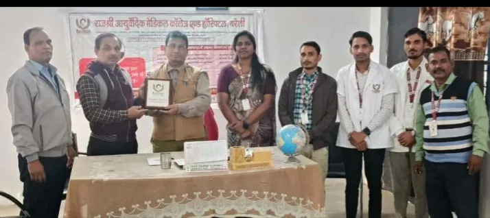 निःशुल्क स्वास्थ्य शिविर में रोगियों का परीक्षण कर दवाएं वितरित कीं 