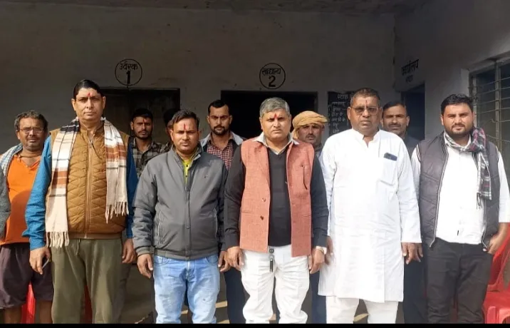 वर्षों से बंद पड़ी साघन सहकारी समिति शुरू होने अमहट के किसानों के खिले चेहरे 