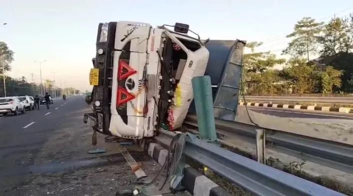 सिलापथार जलकियासुंती में भयानक सड़क हादसा, गंभीर रूप से घायल एक