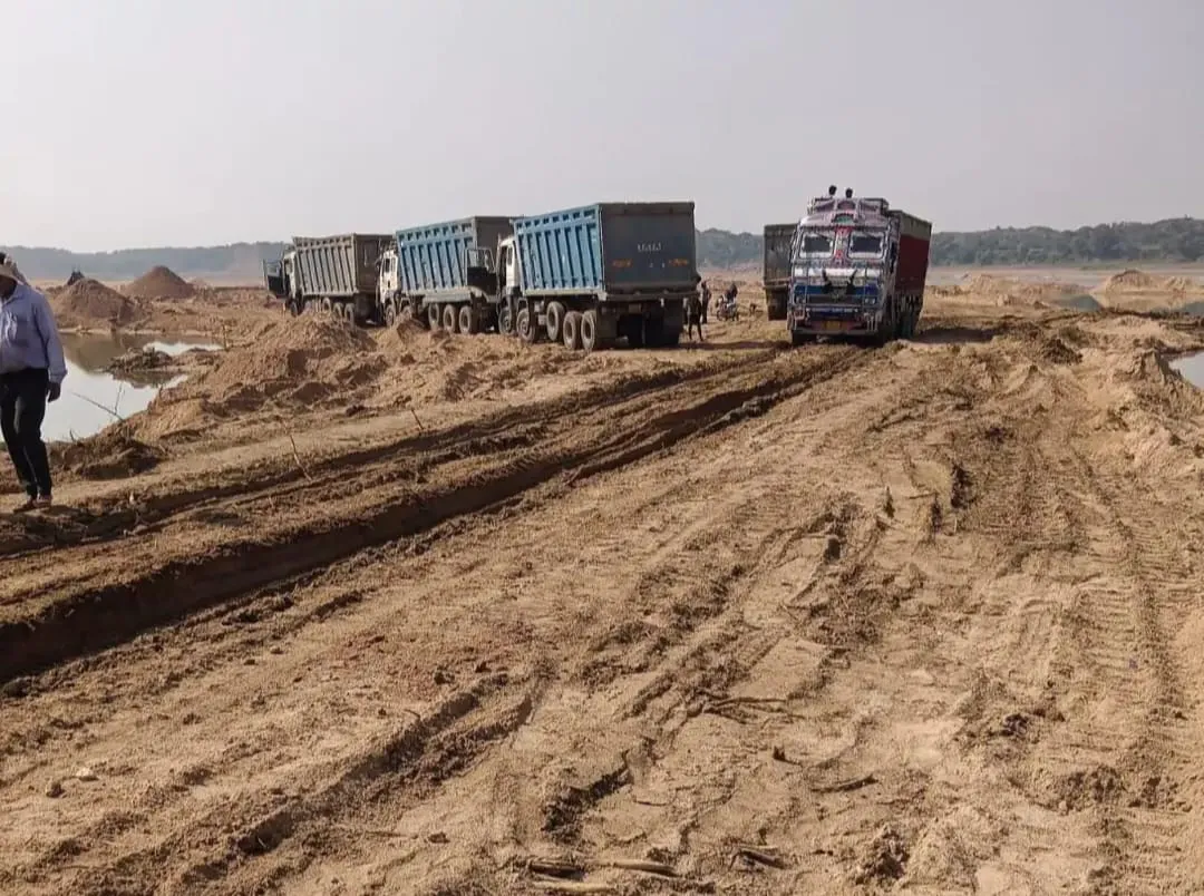 सरीला तहसील के इछौरा-जिटकिरी क्षेत्र में अवैध बालू खनन चरम पर, ग्रामीणों में रोष
