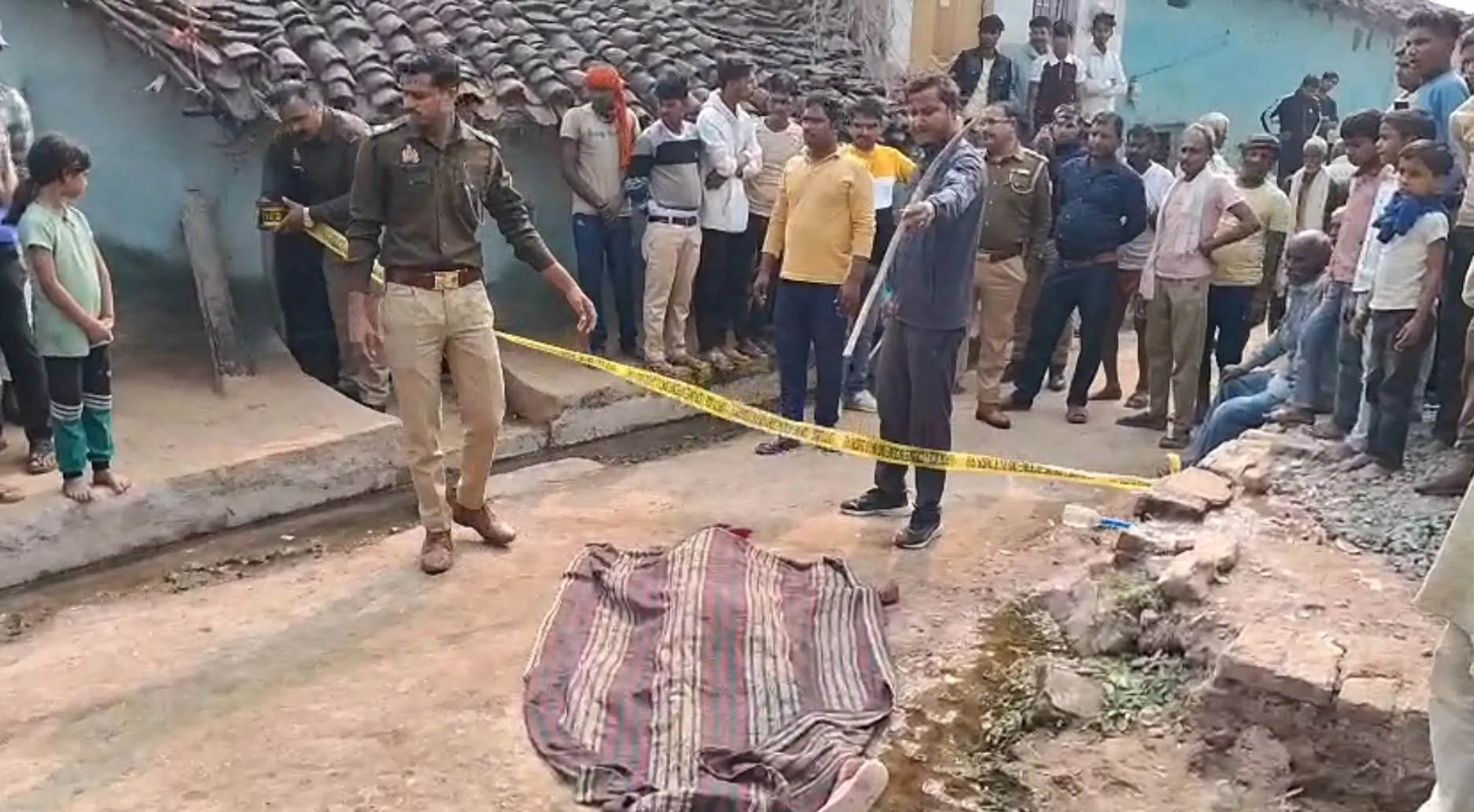 कलयुगी भतीजे ने अपनी रिश्ते की चाची को दौडा कर कुल्हाड़ी से कई वार किए मौके पर ही मौत