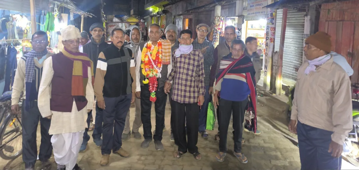 श्रीभूमी जिले के दुल्लभछड़ा में लगातार विकास की प्रक्रिया में पूर्व एडीसी निलमणि दास का आतिशबाजी और ढोल-नगाड़ों के साथ शाही स्वागत किया गया