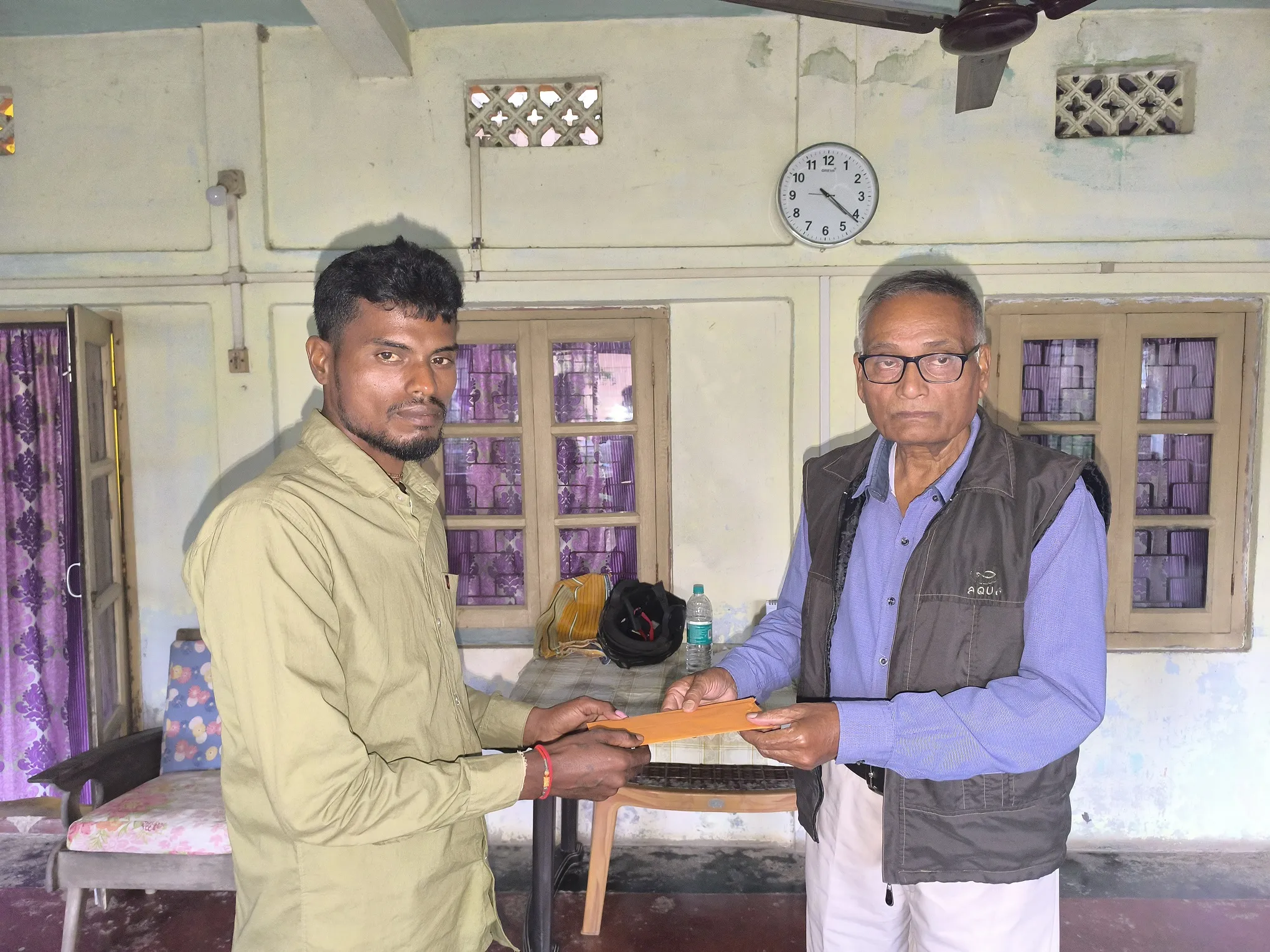 बेबस परिवारों की हँसी लौटाने के लिए कुटीर उद्योग स्थापना में व्यक्तिगत पहल पर पूर्व एडीसी निलमणि दास की आर्थिक मदद।