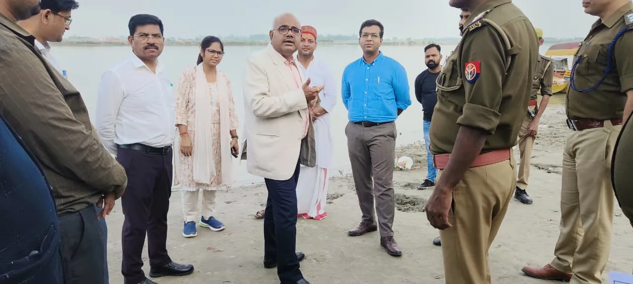 कार्तिक पूर्णिमा गंगा स्नान की तैयारियों को लेकर जिलाधिकारी ने सरसैयाघाट एवं बिठूर घाट का निरीक्षण किया