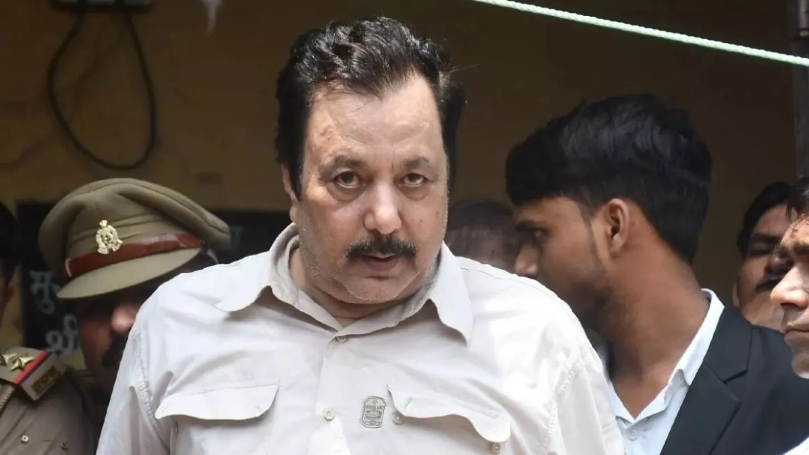 अखिलेश दुबे के सहयोगी भूपेश अवस्थी की अधिवक्ता बेटे समेत तलाश : छापे जारी 