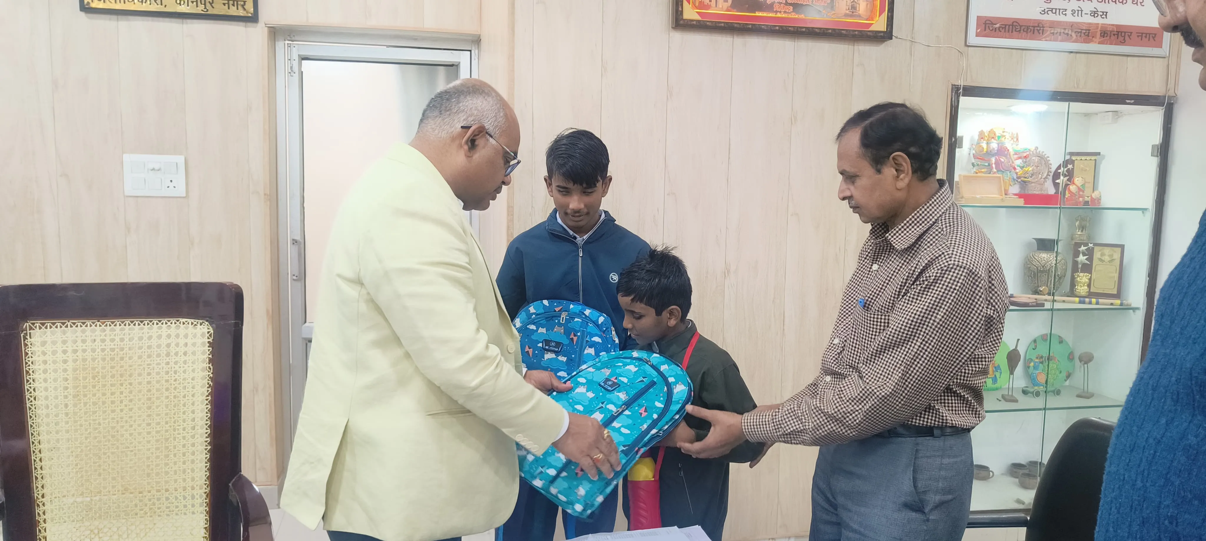 दृष्टिबाधित प्रतिभा कृष्णा ने जीता सबका दिल डीएम ने बढ़ाया हौसला, दिया स्नेह का संबल