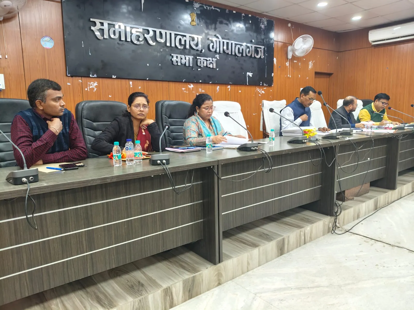 जिला पदाधिकारी पवन कुमार सिन्हा द्वारा राजस्व विभाग की समीक्षा बैठक आयोजित, खारिज-दाखिल लंबित न रखने का सख्त निर्देश