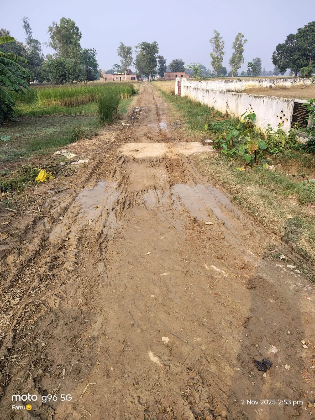 कीचड़ से सराबोर सड़क बना ग्रामीणों के लिए मुसीबत, आवागमन में दिक्कत