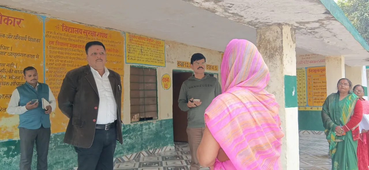 विशेष प्रगाढ़ पुनरीक्षण अभियान के तहत डीएम ने तहसील अमेठी में चल रहे डिजिटलाइजेशन कार्य का किया स्थलीय निरीक्षण