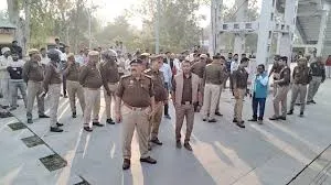 गोरखपुर–लोकमान्य तिलक एक्सप्रेस में बम की सूचना से हड़कंप, भदोही स्टेशन पर चार घंटे तक रुकी रही ट्रेन