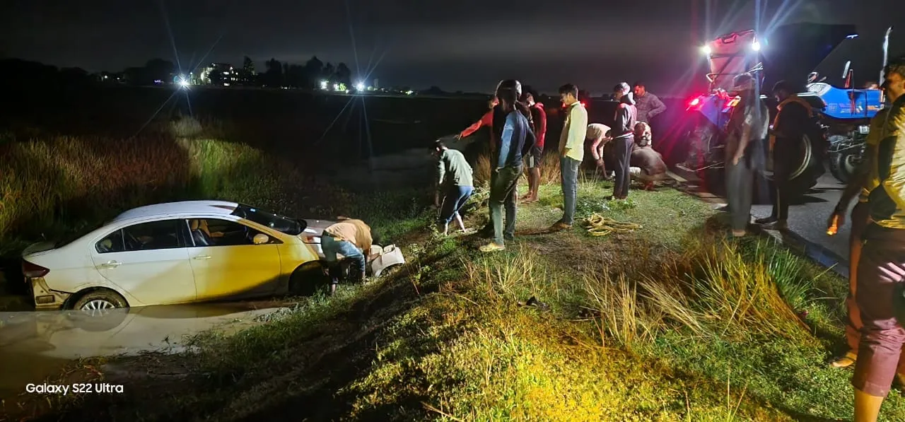 अनियंत्रित होकर खाई में गिरा तेज रफ्तार कार