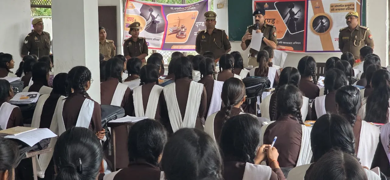 नए कानूनों के प्रचार-प्रसार हेतु बच्चा लाल यादव इण्टरमीडिएट कॉलेज में  छात्र/छात्राओं  को किया गया जागरूक।