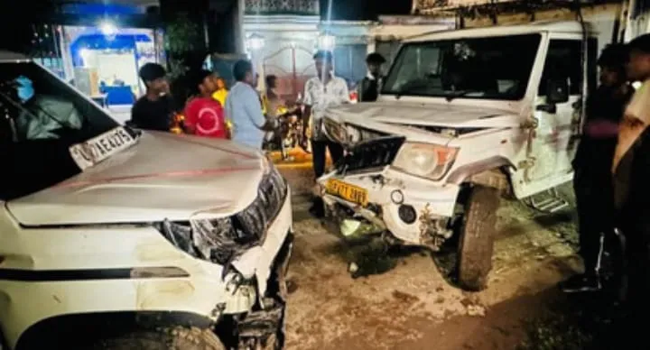 तेज रफ्तार एसयूवी बाइक और पिकअप से भिड़ी, तीन घायल