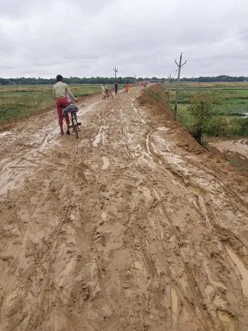 कीचड़ से भरी सड़क पर चलना मुश्किल- सांसद,विधायक से इस पर भी ध्यान देने की मांग..