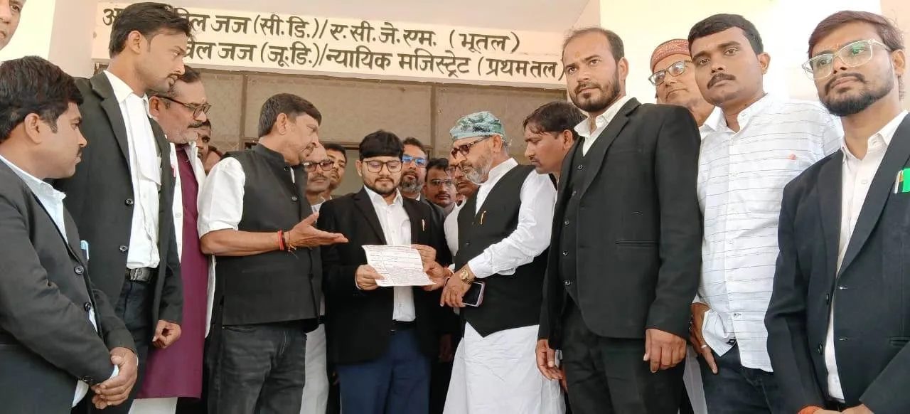 साथी की हत्या को लेकर वकीलों का आक्रोश बढ़ा, नारेबाजी कर कामकाज का किया बहिष्कार