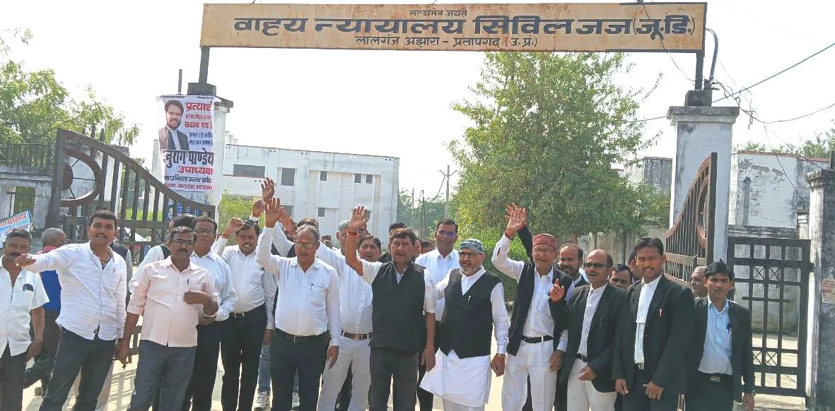  साथी की हत्या को लेकर वकीलों का आक्रोश बढ़ा, नारेबाजी कर कामकाज का किया बहिष्कार