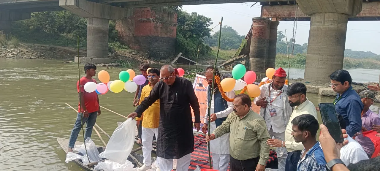 मत्स्यमंत्री संजय निषादने प्रधानमंत्री मत्स्य संपदा योजनान्तर्गत रीवर रैचिंग के तहत रोहू नैन, भाकुर मछली का 2 लाख बीज अमहट घाट नदी में डाला- संजय निषाद 