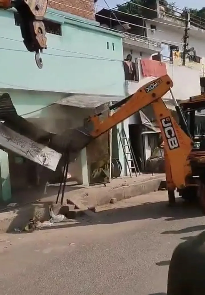 हाइवे के अतिक्रमण पर चला बुलडोजर