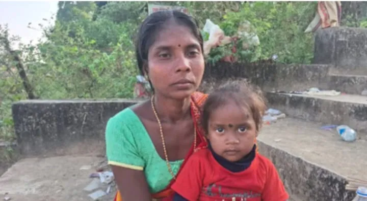 बीमारी से जूझ रही महिला, तीन साल की बेटी संग खुले आसमान तले काट रही दिन-रात; लगाई मदद की गुहार