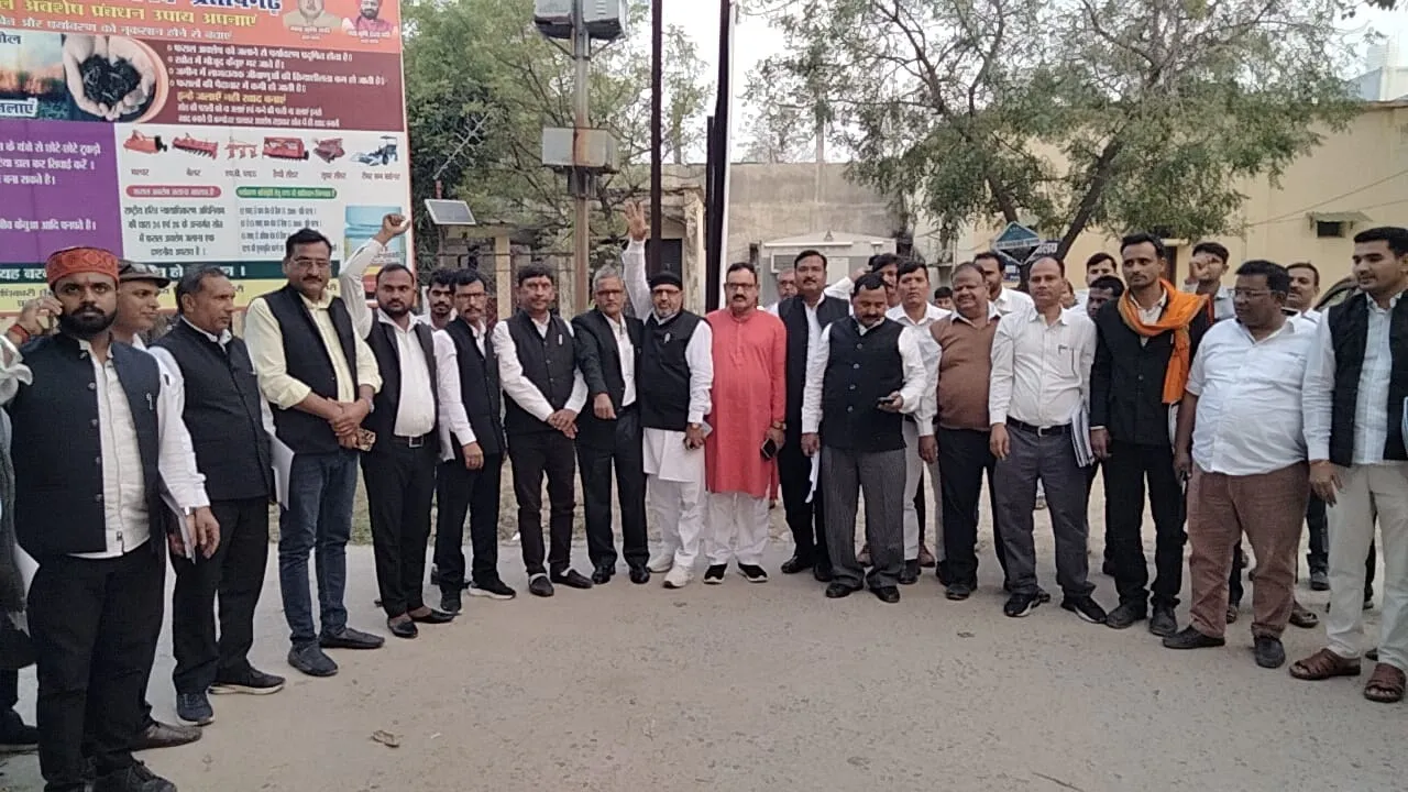 अधिवक्ता सुरक्षा को लेकर गरजे वकील, किया प्रदर्शन