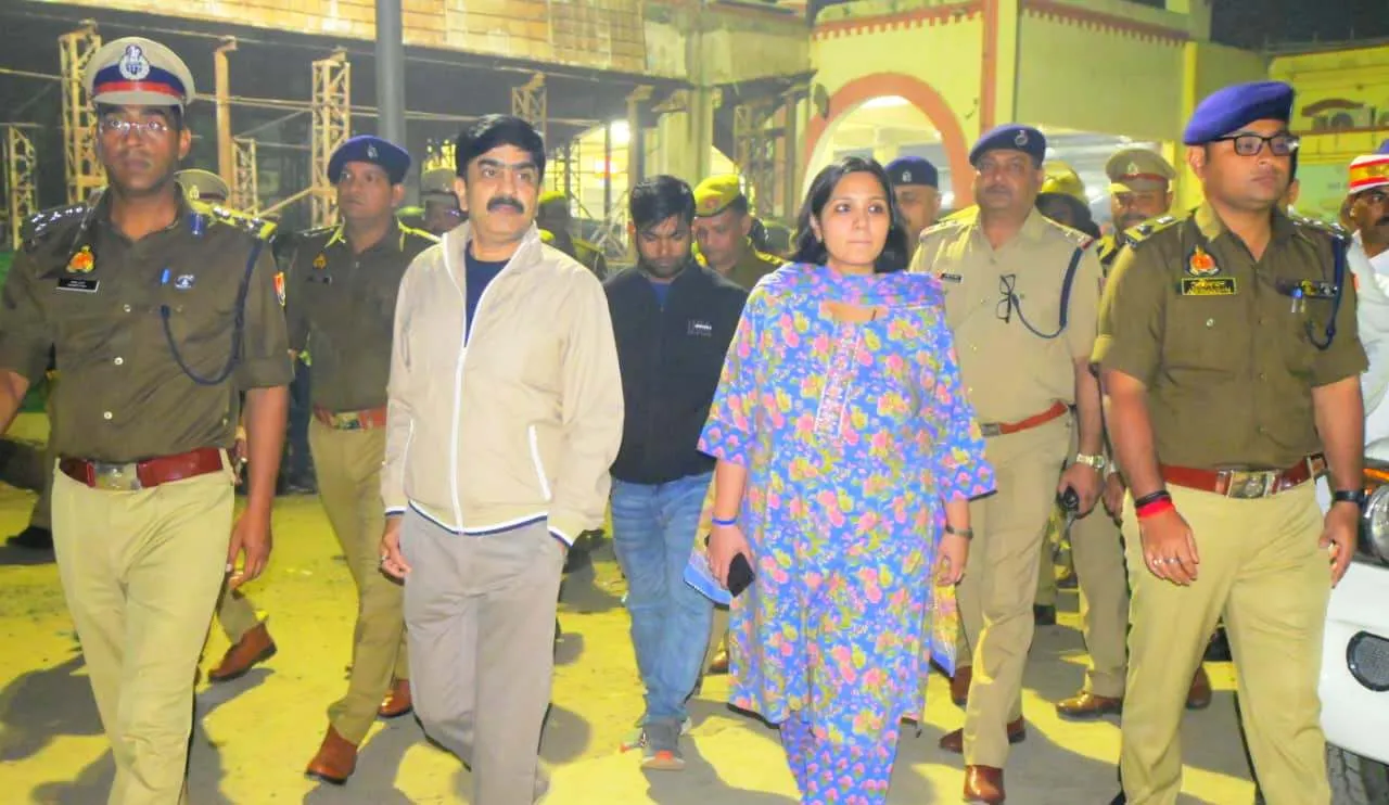 लालकिले के पास हुये धमाके के बाद बस्ती में अफसरों ने पैदल मार्च कर दिये कड़ी सुरक्षा के निर्देश, निशाने पर संदिग्ध 