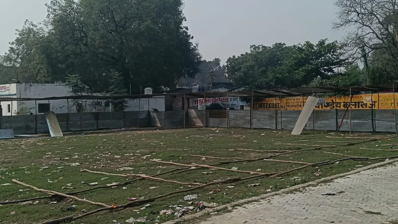 प्रदर्शनी संचालक व ग्राम प्रधान की मिली भगत से तालाब की जमीन पर लगाया जा रहा है मेला बाजार