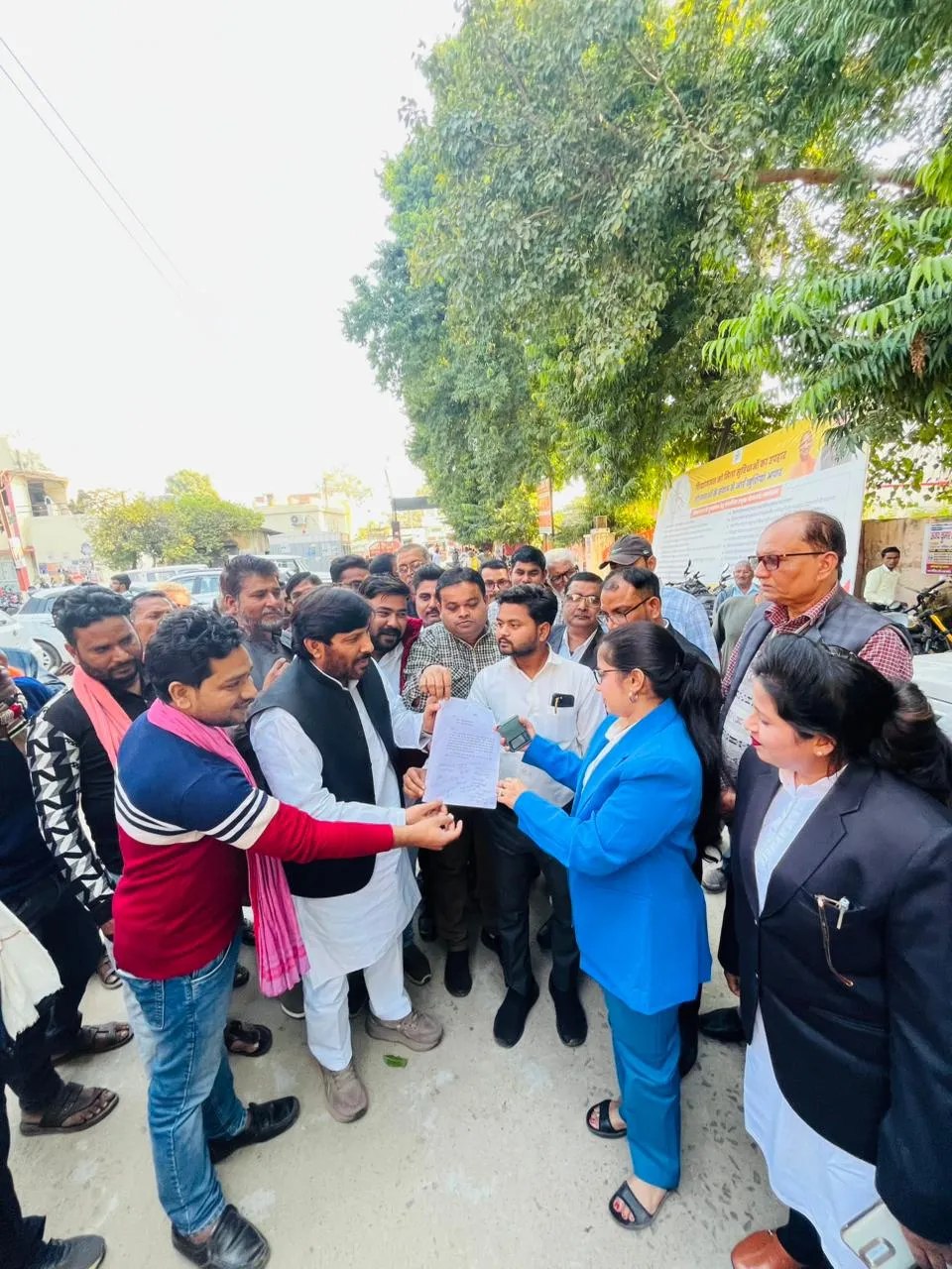 सपा प्रत्याशी अफजाल कौशर की अध्यक्षता में जाम को लेकर उप जिलाधिकारी शिखा शुक्ला को सौपा ज्ञापन 