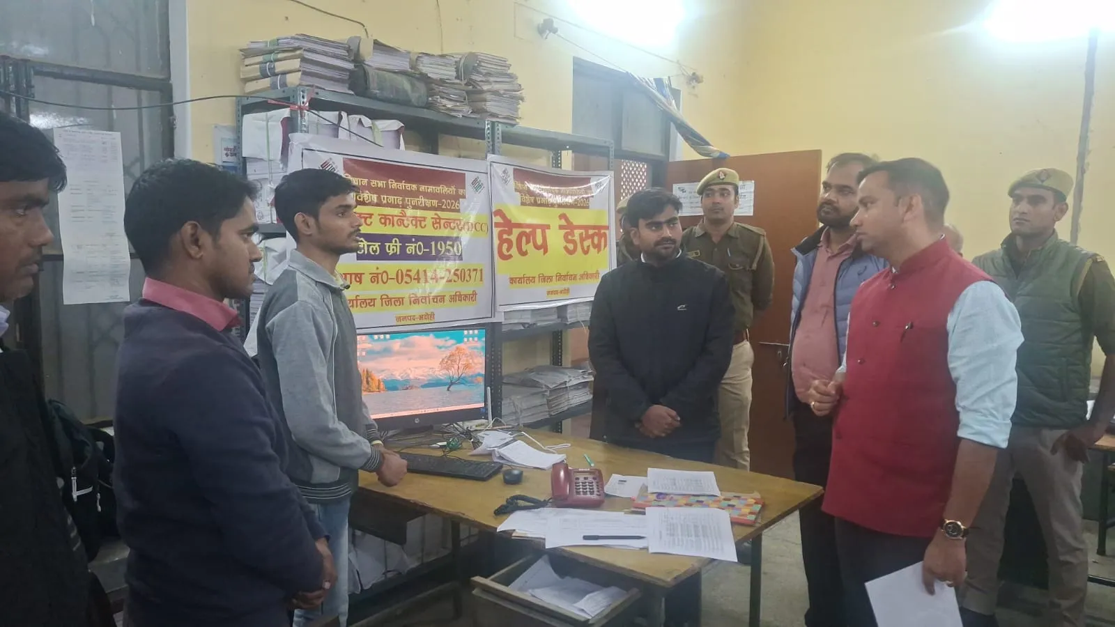 डीईओ ने कलेक्टेªट में स्थापित डिस्ट्रिक्ट कॉन्ट्रैक्ट सेंटर/हेल्पलाइन का किया औचक निरीक्षण