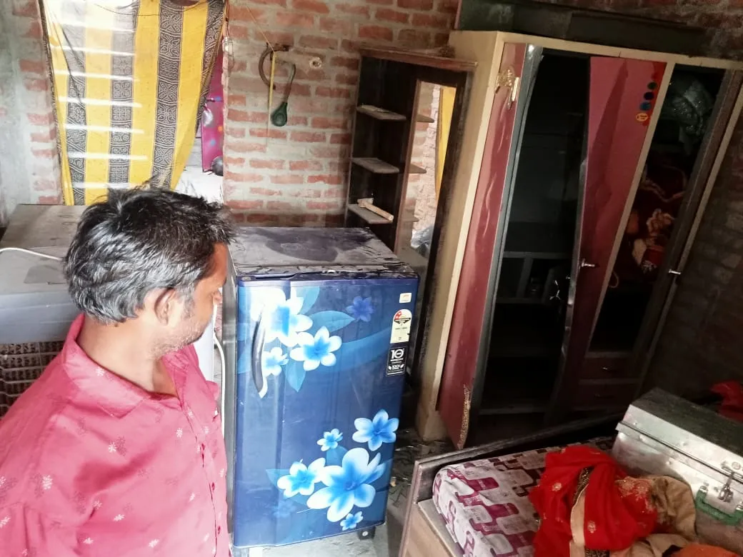 घर का ताला तोड़कर कीमती सामान चोरी