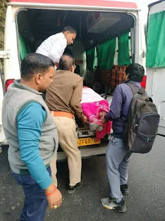 अज्ञात ट्रक की टक्कर से महिला की मौत, पति गंभीर