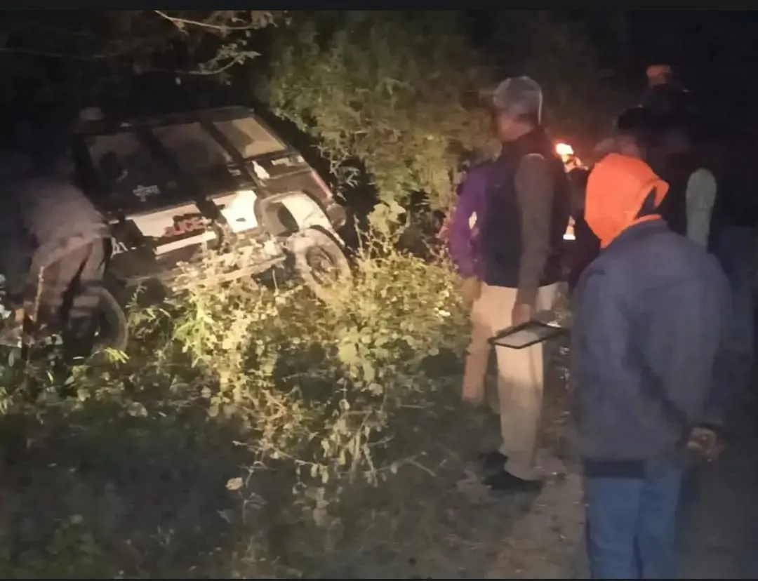 पीआरवी वाहन बेकाबू होकर खाई में पलटा स्टेयरिंग फेल होने से हुआ हादसा, तीन पुलिसकर्मी बाल- बाल बचे 