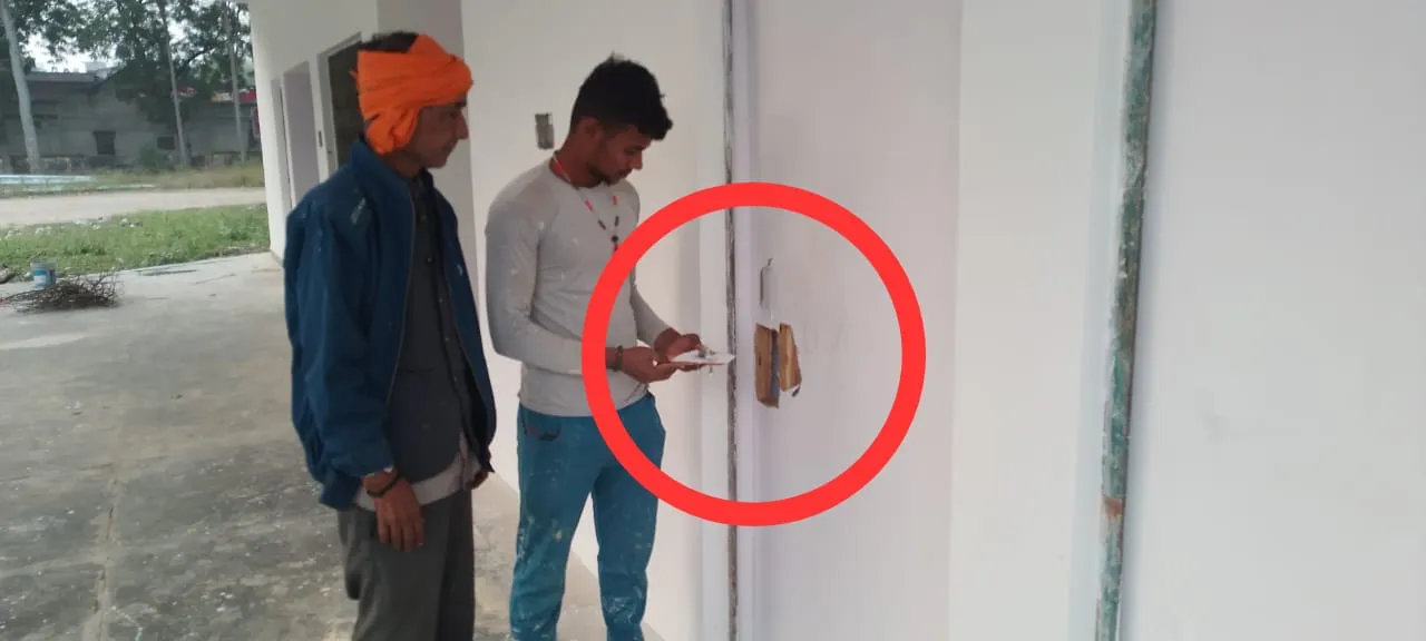 मरम्मत चल रहे लालगंज बस स्टॉप में अराजक तत्वों की तोड़फोड़