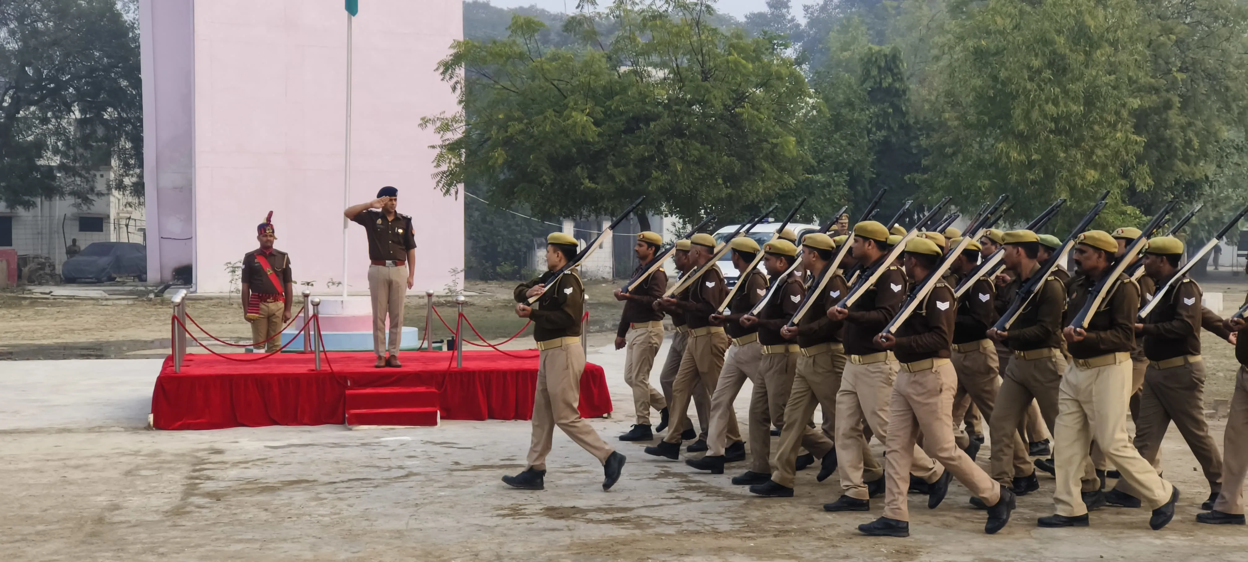 अभिमन्यु मांगलिक, पुलिस अधीक्षक भदोही द्वारा साप्ताहिक शुक्रवार परेड की सलामी ली गई।
