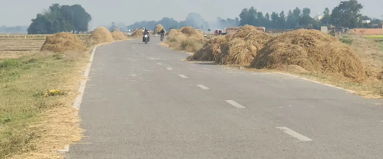 बार्डर रोड बना खलिहान, शीतलहर में राहगीरों के लिए बढ़ा खतरा