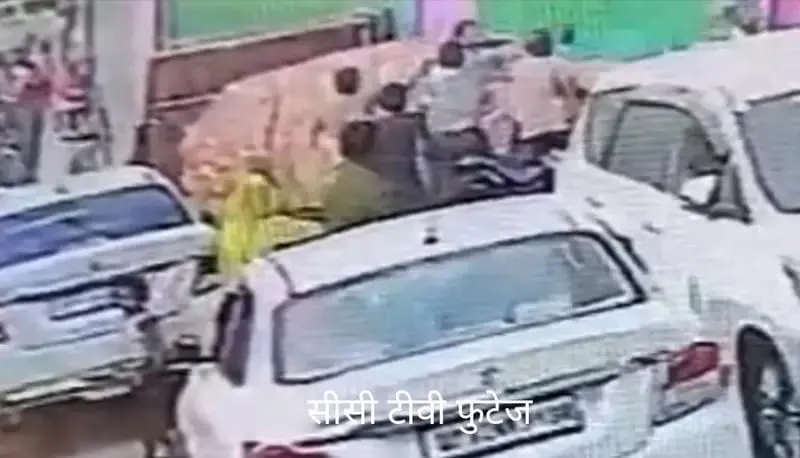 बीच सड़क पर महिला और बेटे की बेरहमी से पिटाई, पुलिस पर पक्षपात के आरोप;