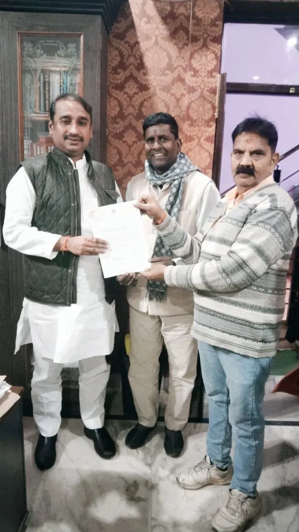 विधायक फुलपुर को रीवांचल एक्सप्रेस रुकवाने को दिया ज्ञापन  