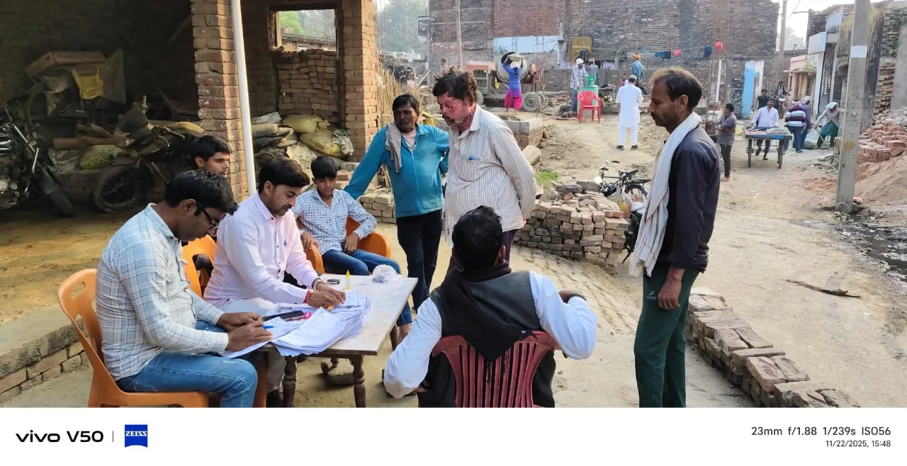 गुरचिहवा में घर-घर जाकर फ़ॉर्म भरवा रहे प्रधान रमेश कुमार बिट्टू