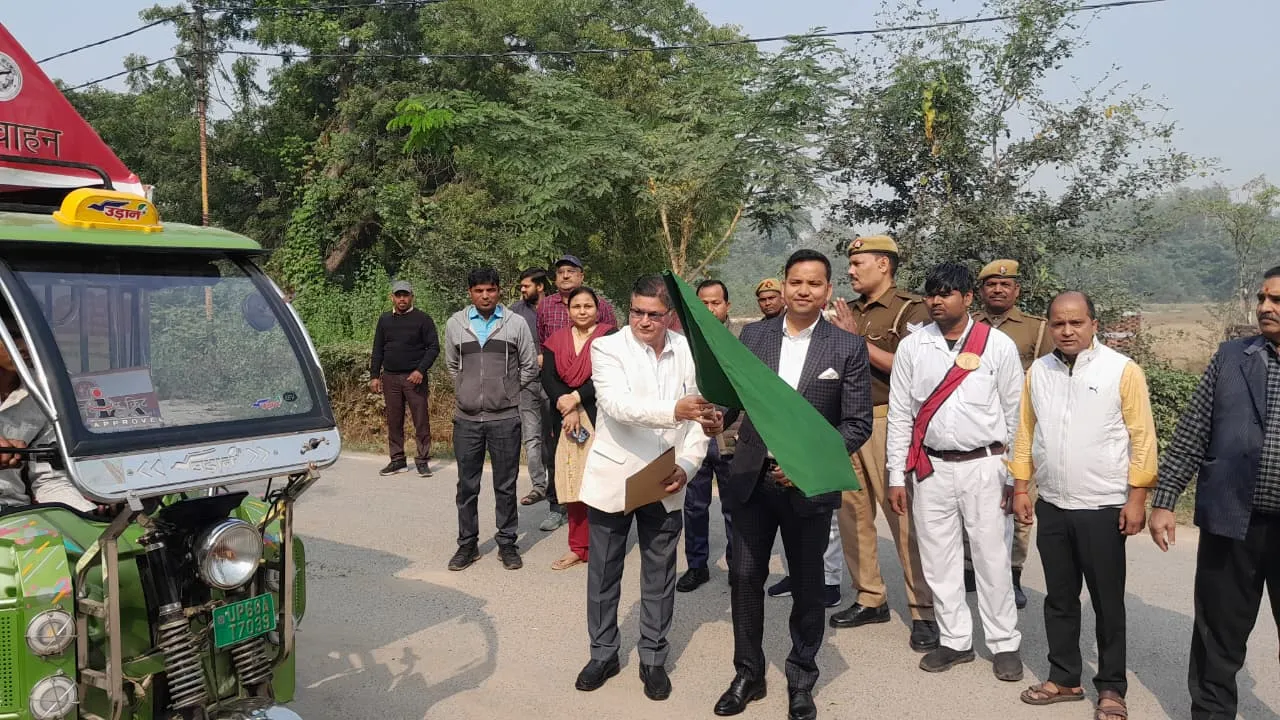 पुरुष नसबंदी पखवाड़ा जागरूकता रैली को डीएम ने हरी झंडी दिखाकर किया रवाना