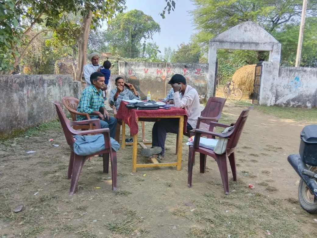 ग्रामीण क्षेत्रों में एसआईआर फॉर्म बना जी का जंजाल, कम पढ़े-लिखे लोग दर-दर भटकने को मजबूर