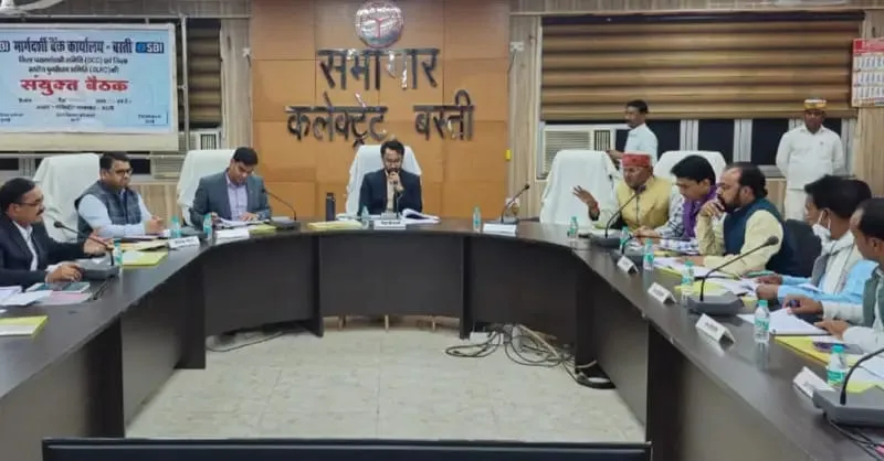 बैठक के दौरान बैंक अधिकारियों के जवाब से नाराज जमकर भड़के प्रतिनिधि