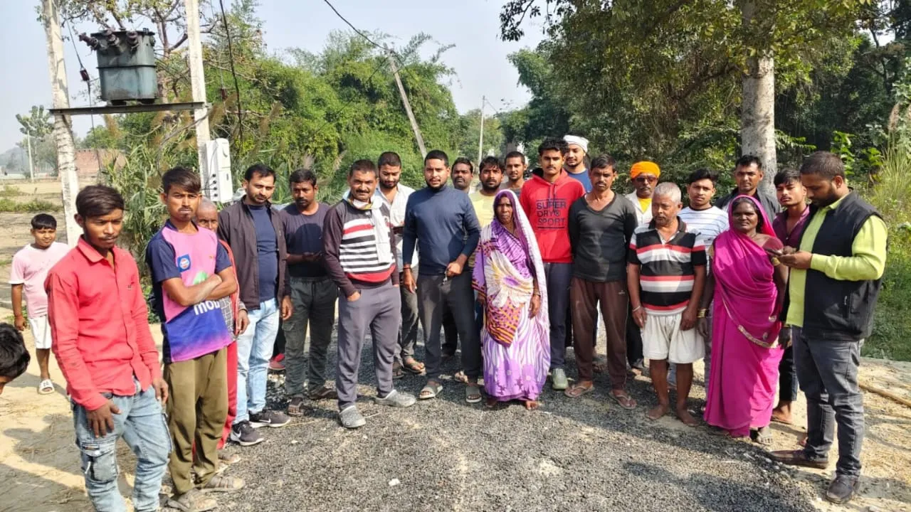 दुबौलिया में ग्रामीणों ने मानकविहीन सड़क मरम्मत कार्य रोका, पीडब्ल्यूडी पर लापरवाही का लगा आरोप